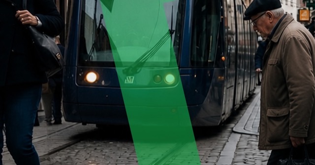 Un tramway à l'arrêt dans une rue pavée, des passants de chaque côté