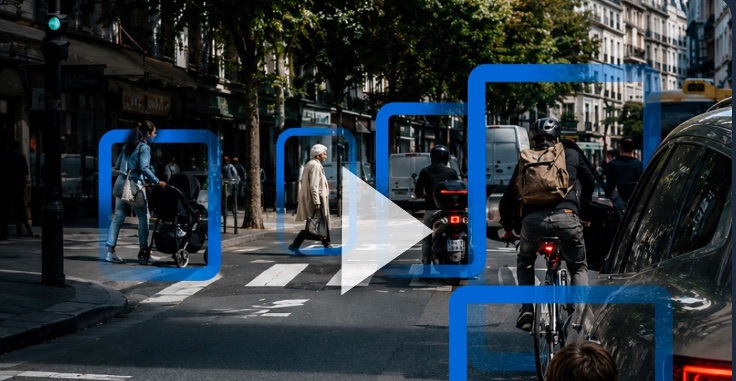 Aperçu du film de campagne : une passante âgée traverse un carrefour parisien animé
